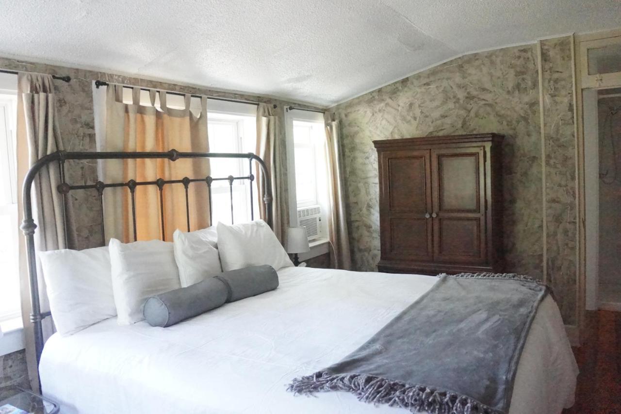The Frogtown Inn Canadensis Экстерьер фото
